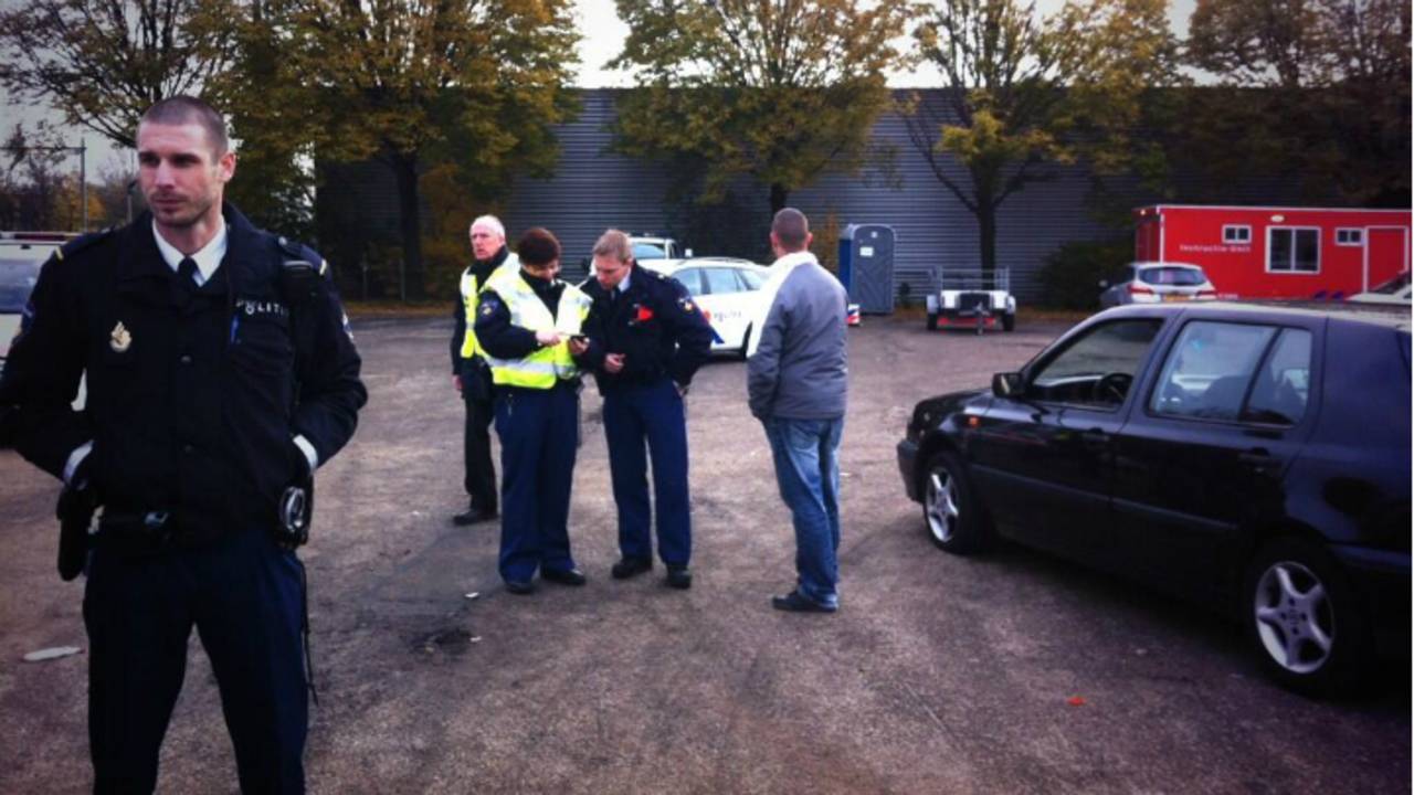 Verkeer in de wijk wordt gecontroleerd. (Foto: René van Hoof)