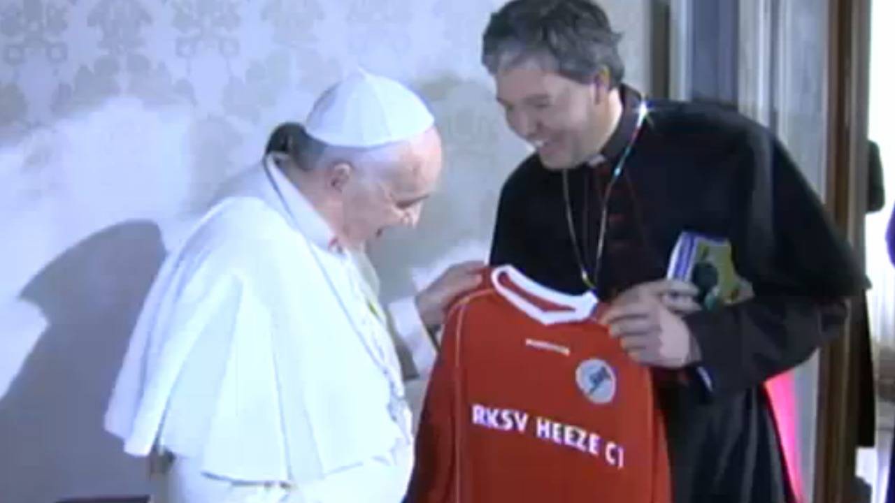 Paus krijgt shirtje van Heeze C1