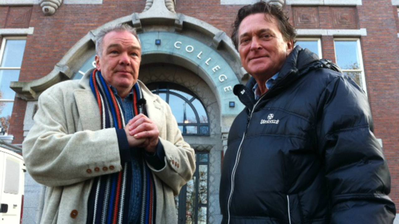 Martino Kerreman en Jan Koevoets bij het voormalige Ignatius Ziekenhuis (Foto: Erik Peeters)