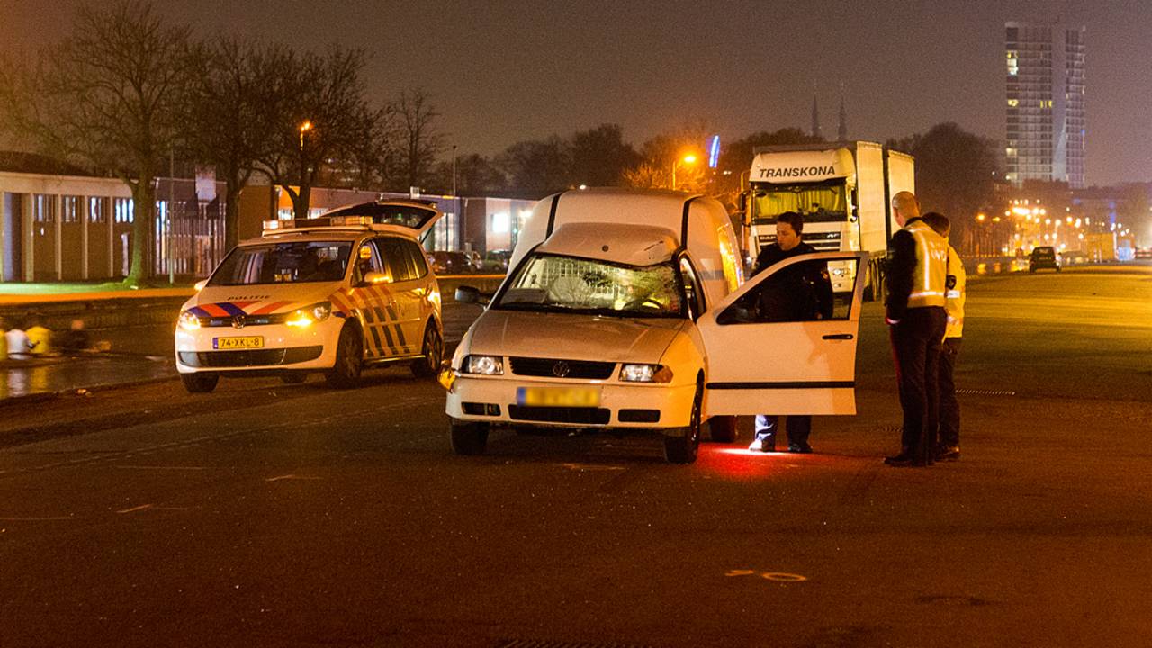 Fietser botst met auto Eindhoven (foto: Roel Smits/SQ Vision)