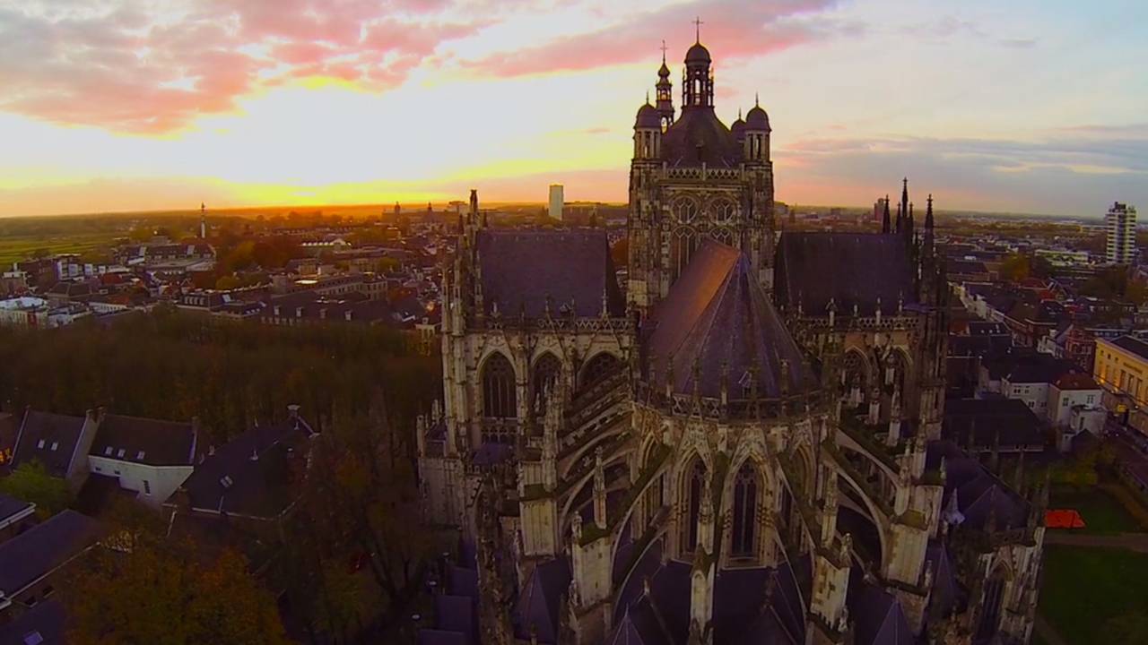 Bezoekers Sint-Janl in Den Bosch herdenken vliegramp