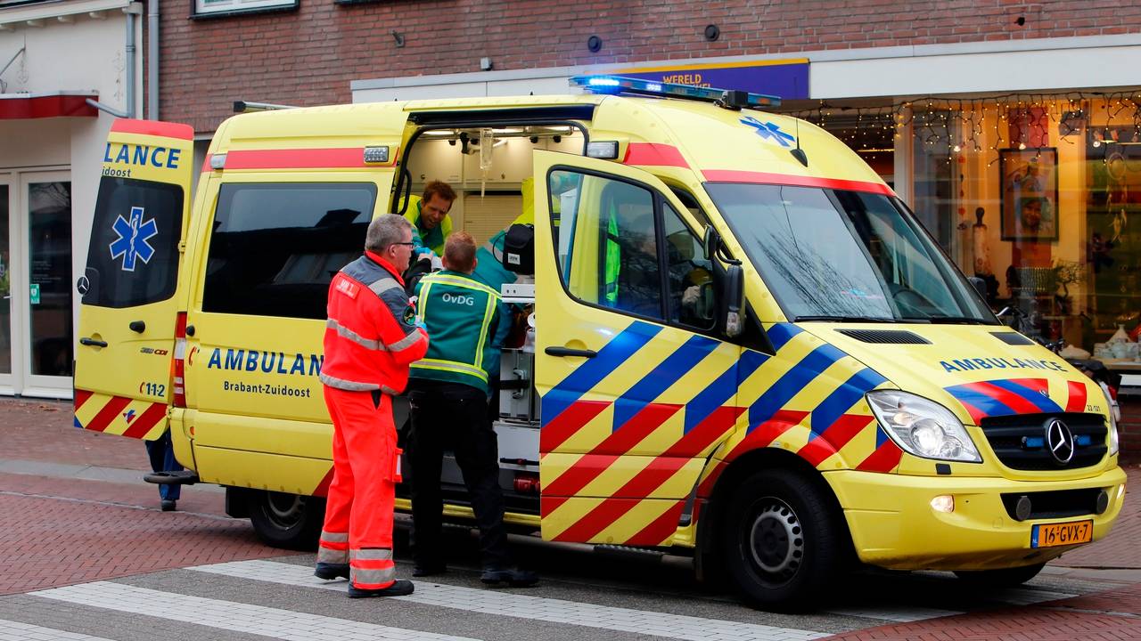 Hulpverleners ontfermen zich over het slachtoffer (Foto: Hans van Hamersveld, SQ Vision)