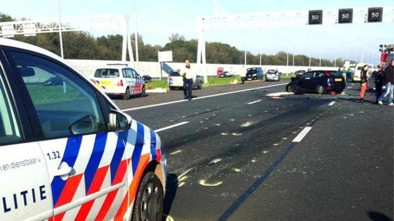 De man reed in op een file.