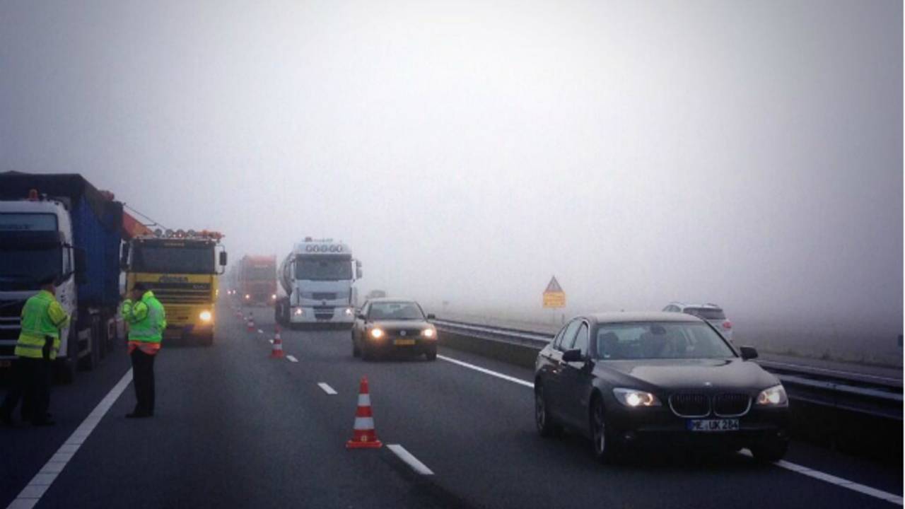 Na het ongeluk werd de weg afgesloten. (Foto: Twitter Weginspecteur Roel)