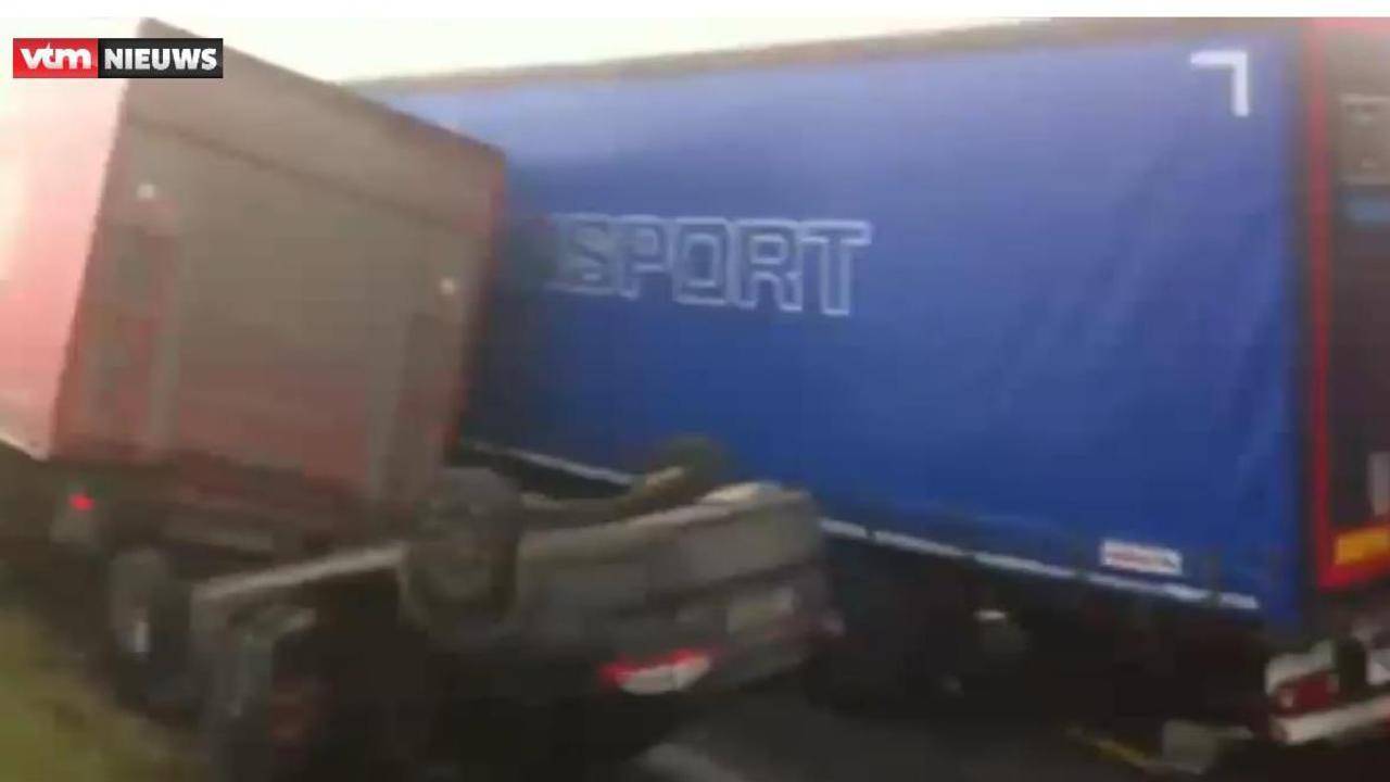 Een chauffeur van Darvi Transport raakte betrokken bij kettingbotsing (Beeld: VTM Nieuws)