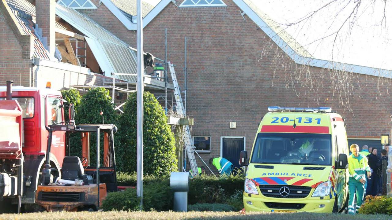 Man valt van steiger in Raamsdonk. foto FPMB Erik Haverhals