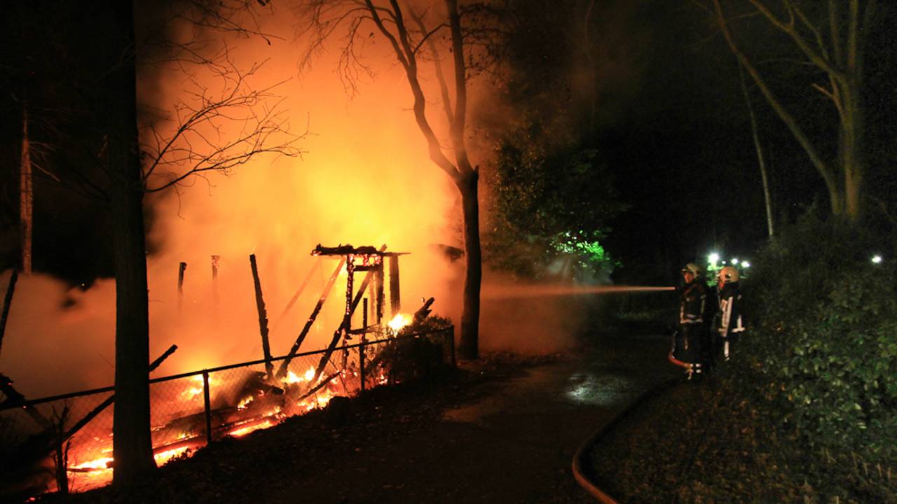 Chalet uitgebrand op Rooye-Asch (foto: Harrie Grijseels/SQ Vision)
