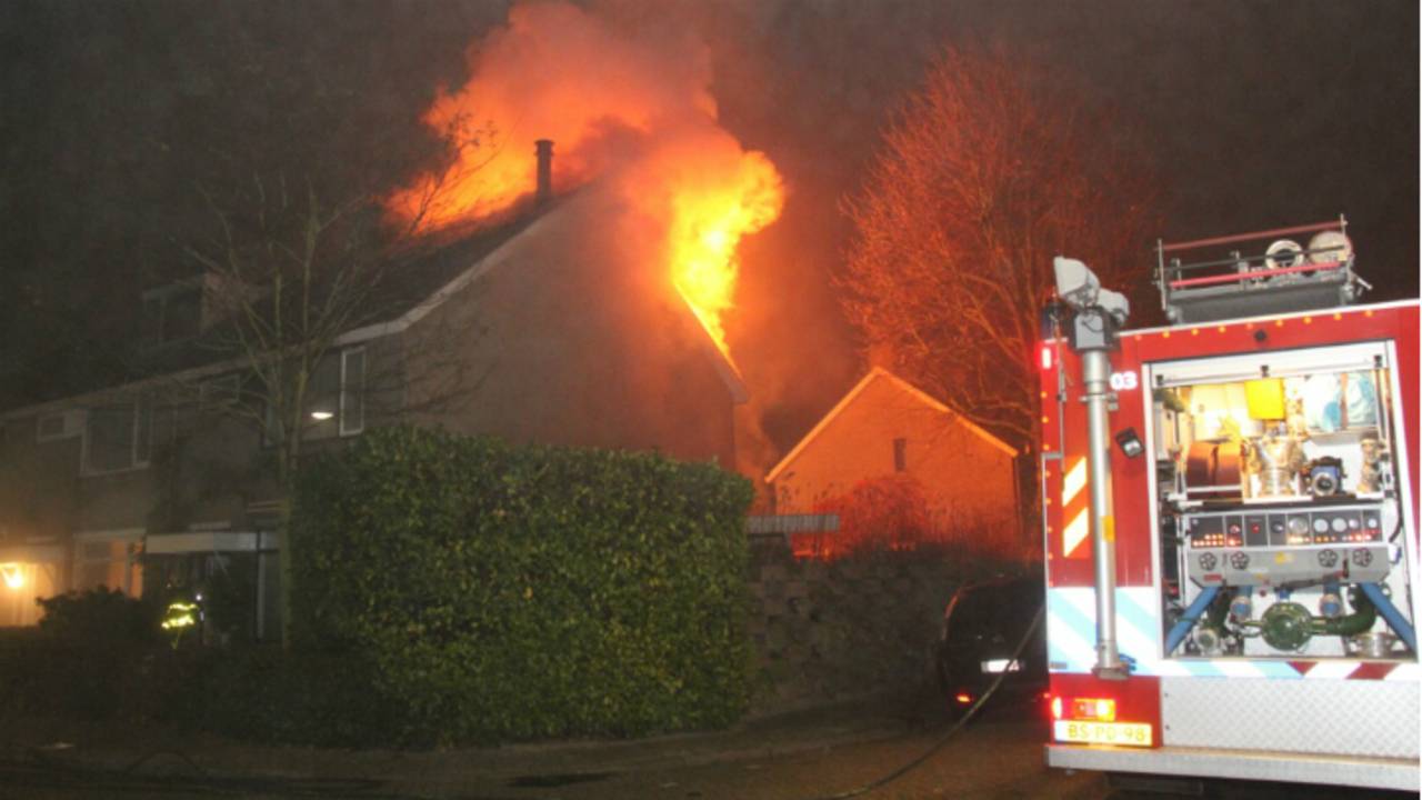De hele bovenverdieping van het huis brandde uit. (Foto: Mathijs Bertens/Stuve Fotografie)