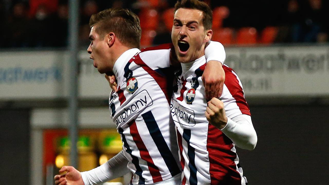 Jordens Peters (l) viert zijn doelpunt met Freek Heerkens (foto:vi)