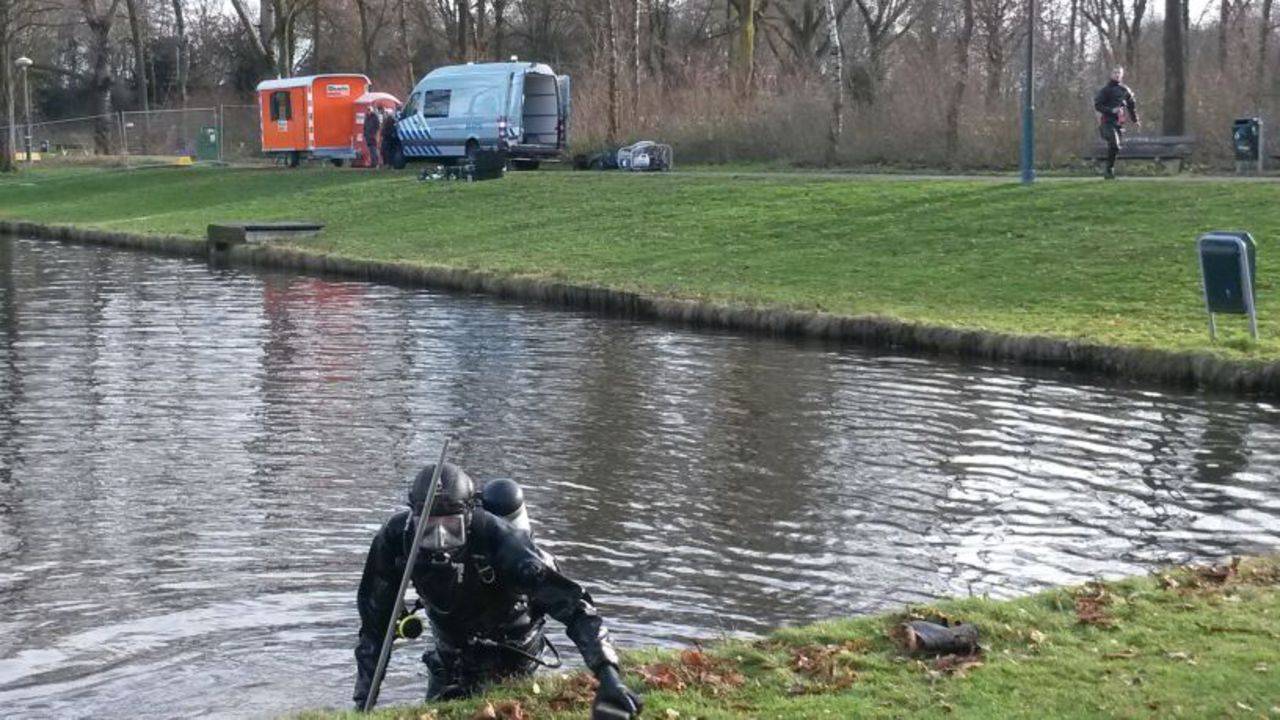Duikers zoeken naar mogelijke sporen. (foto: Gabor Heeres/SQ Vision)