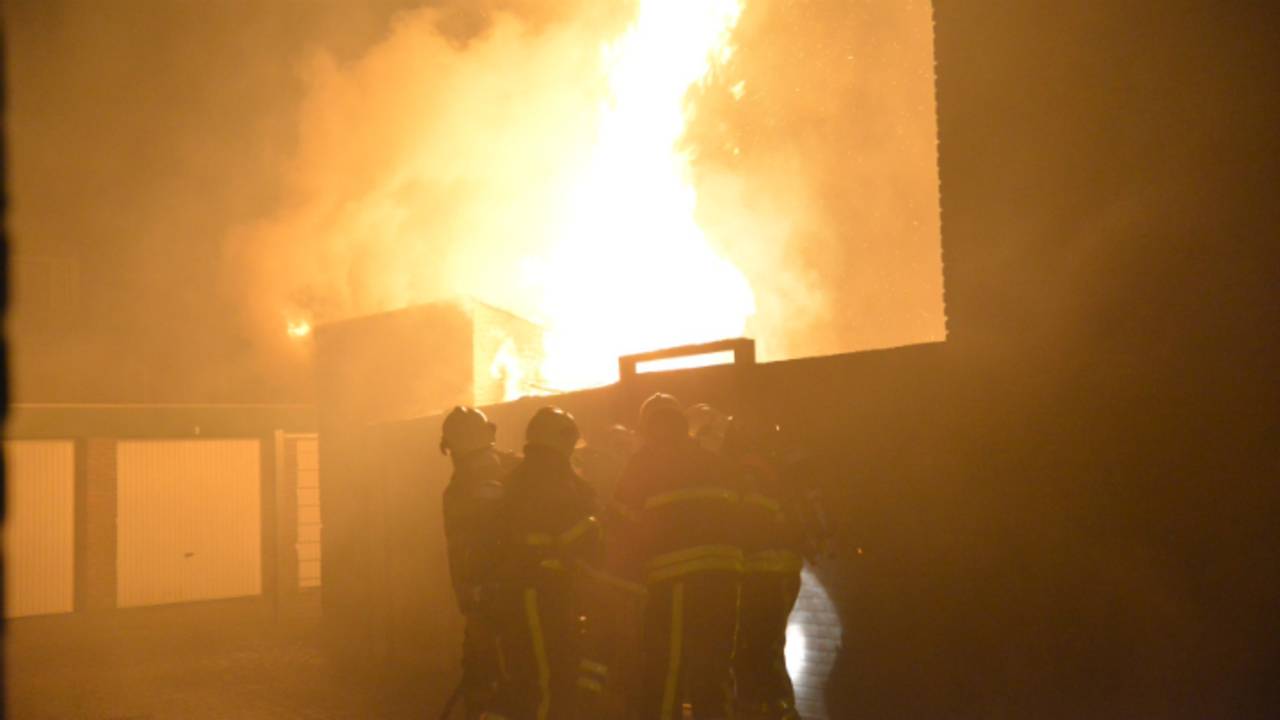 De vlammen kwamen na de ontploffing erg hoog. (Foto: Perry Roovers/SQ Vision)