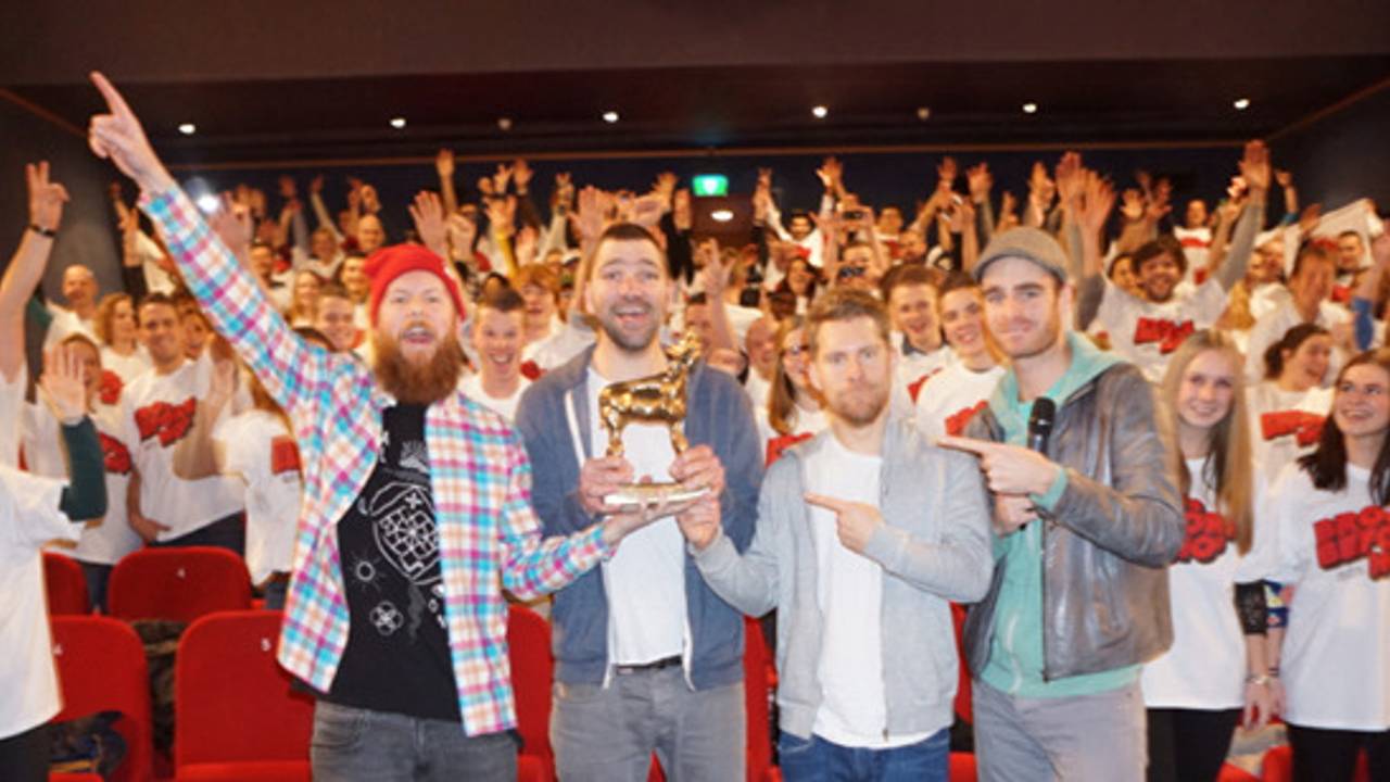 Theo Maassen en de cast met het Gouden Kalf (foto: Facebook Bro's Before Ho's)