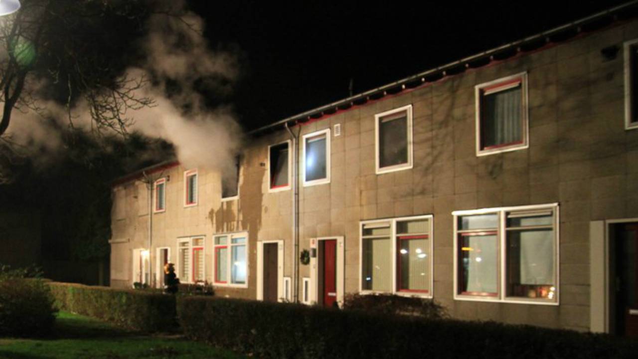 Bewoner ontsnapt aan brand Helmond (foto: Harrie Grijseels/SQ Vision)