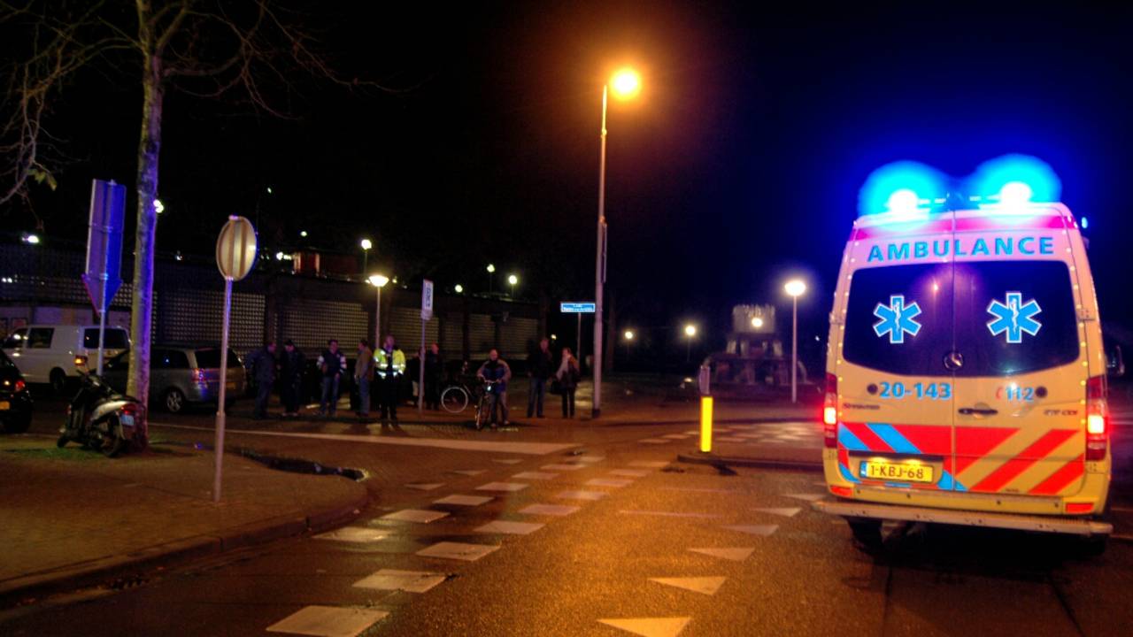 Scooterrijder zwaargewond Tilburg (foto: Toby de Kort/Meesters Multimedia)