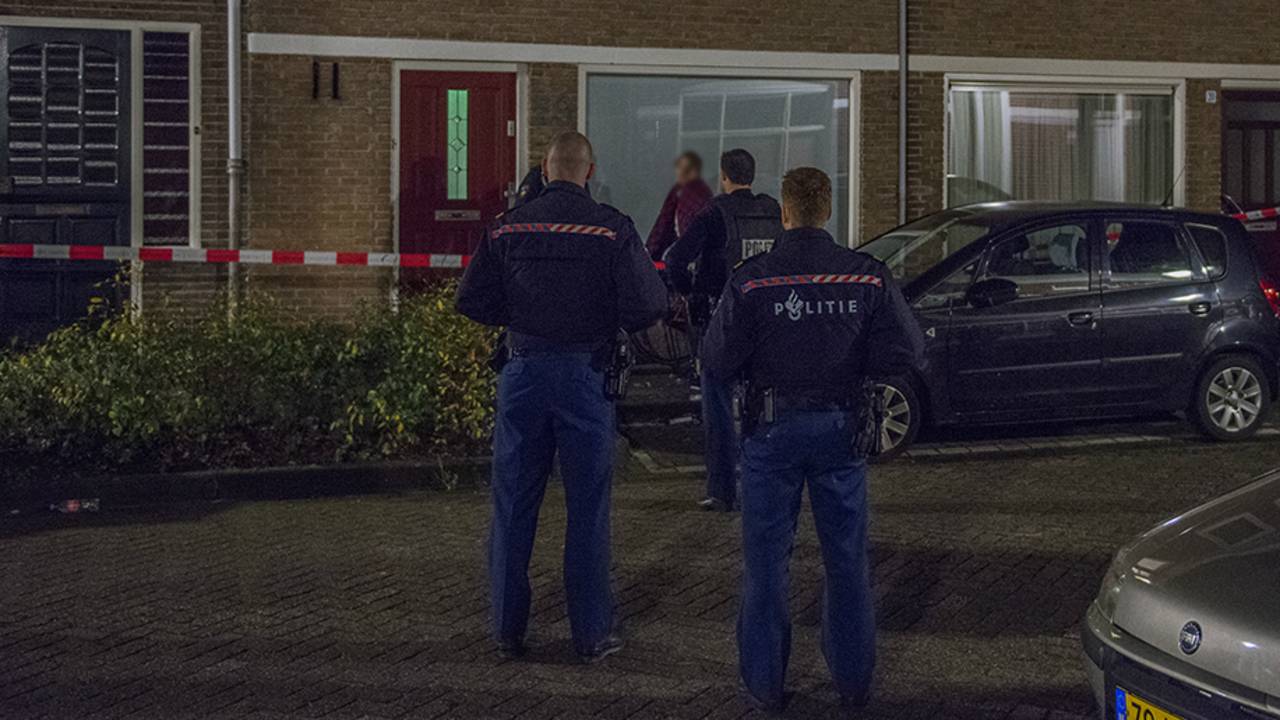 Politiemensen in de Stuiverstraat (Foto: Sem van Rijssel/SQ Vision Mediaprodukties)