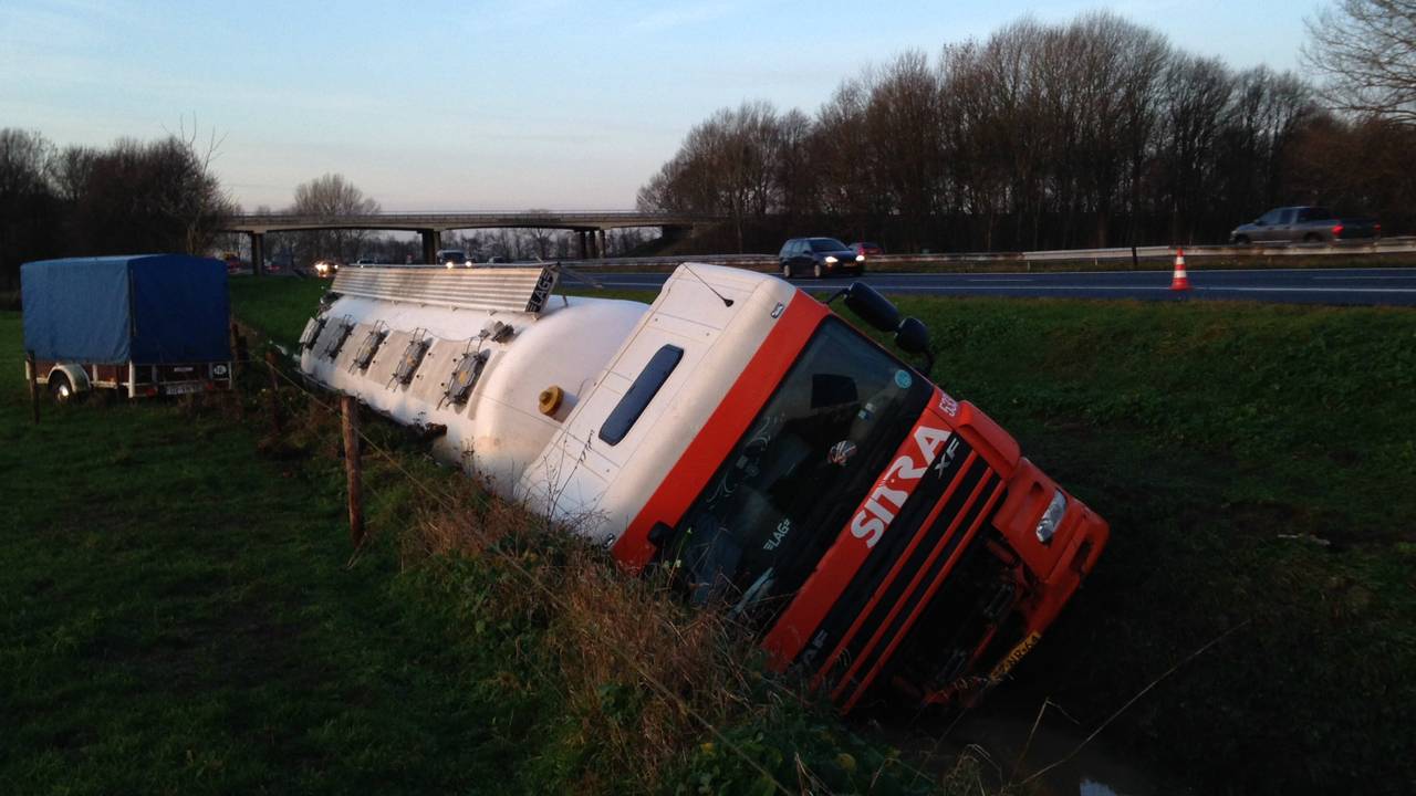 Vrachtwagen in sloot bij Ravenstein. (Foto: Marco van den Broek/ SQ Vision Mediaprodukties)