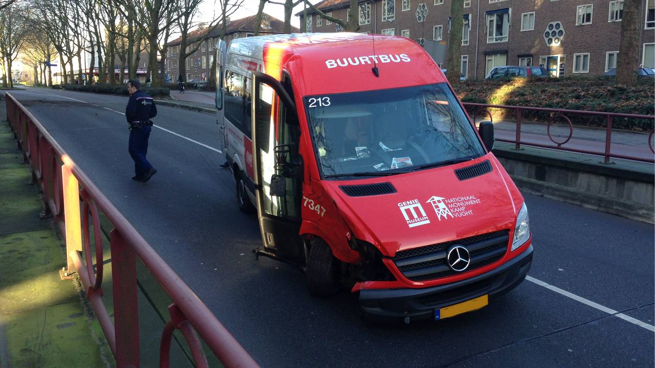 Buurtbus vlak voor de stationstunnel. (Foto: Bart Meesters/Meesters Multimedia)