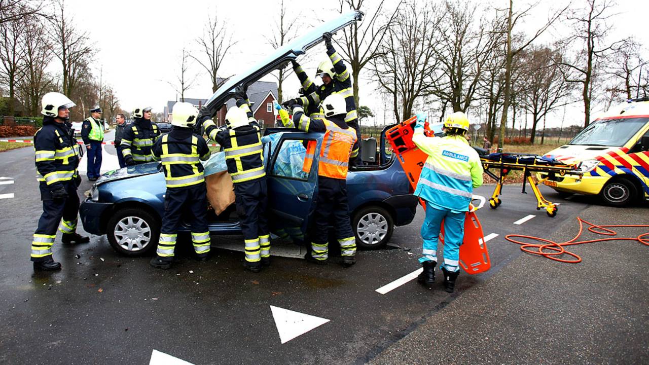 Brandweer knipte de auto open. (Foto: Hans van Hamersveld / SQ Vision)