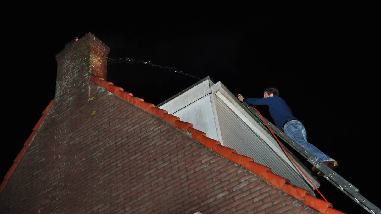 Tuinslang moet schoorsteenbrand blussen (foto: FPMB/Marvin Doreleijers)