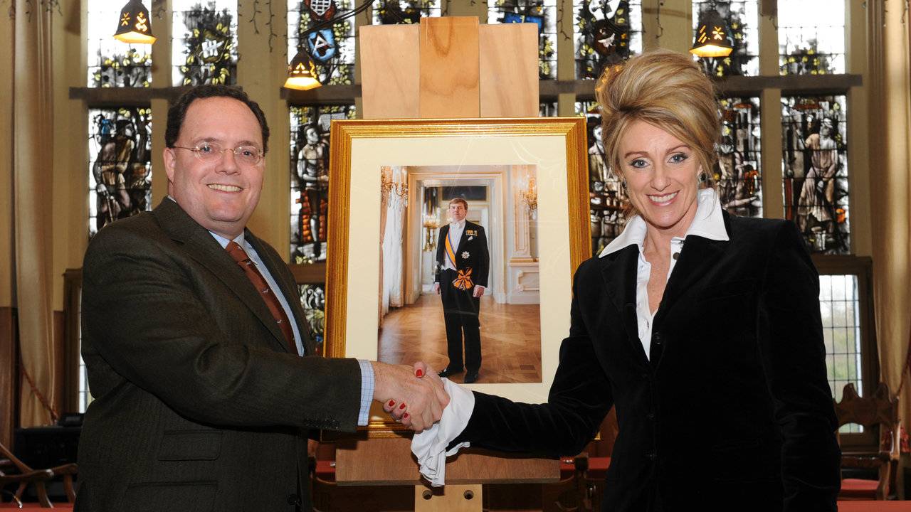 Roderick van de Mortel en Saskia Vugts bezegelen de opdracht (foto: Henk van Esch)