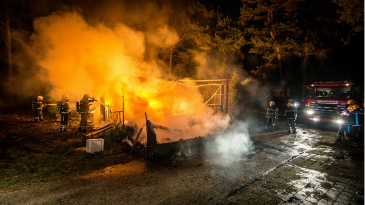 Één chalet brandde tot de grond toe af. (Foto: Bram van Oosterhout)