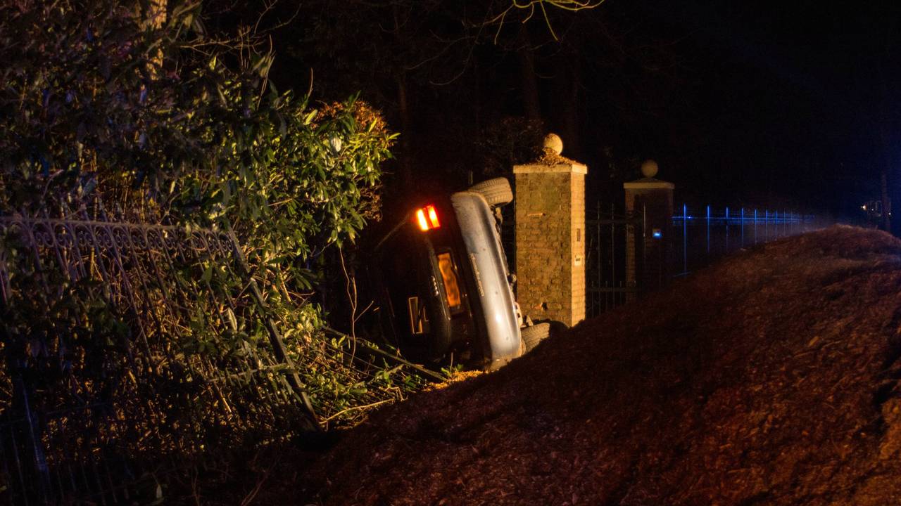 Auto boort zich door hekwerk (foto: Alexander Vingerhoeds/Obscura Foto)