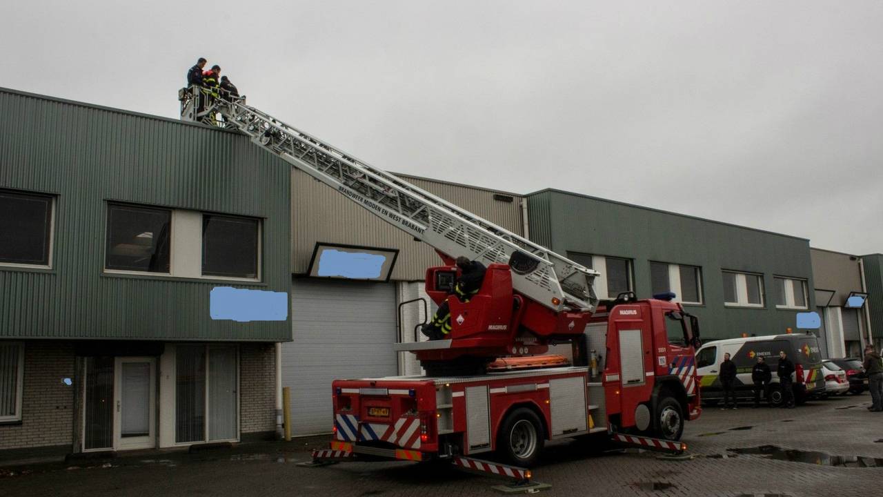 In Etten-Leur assisteerde de brandweer de politie. (Foto: Alexander Vingerhoeds/Obscura Foto)