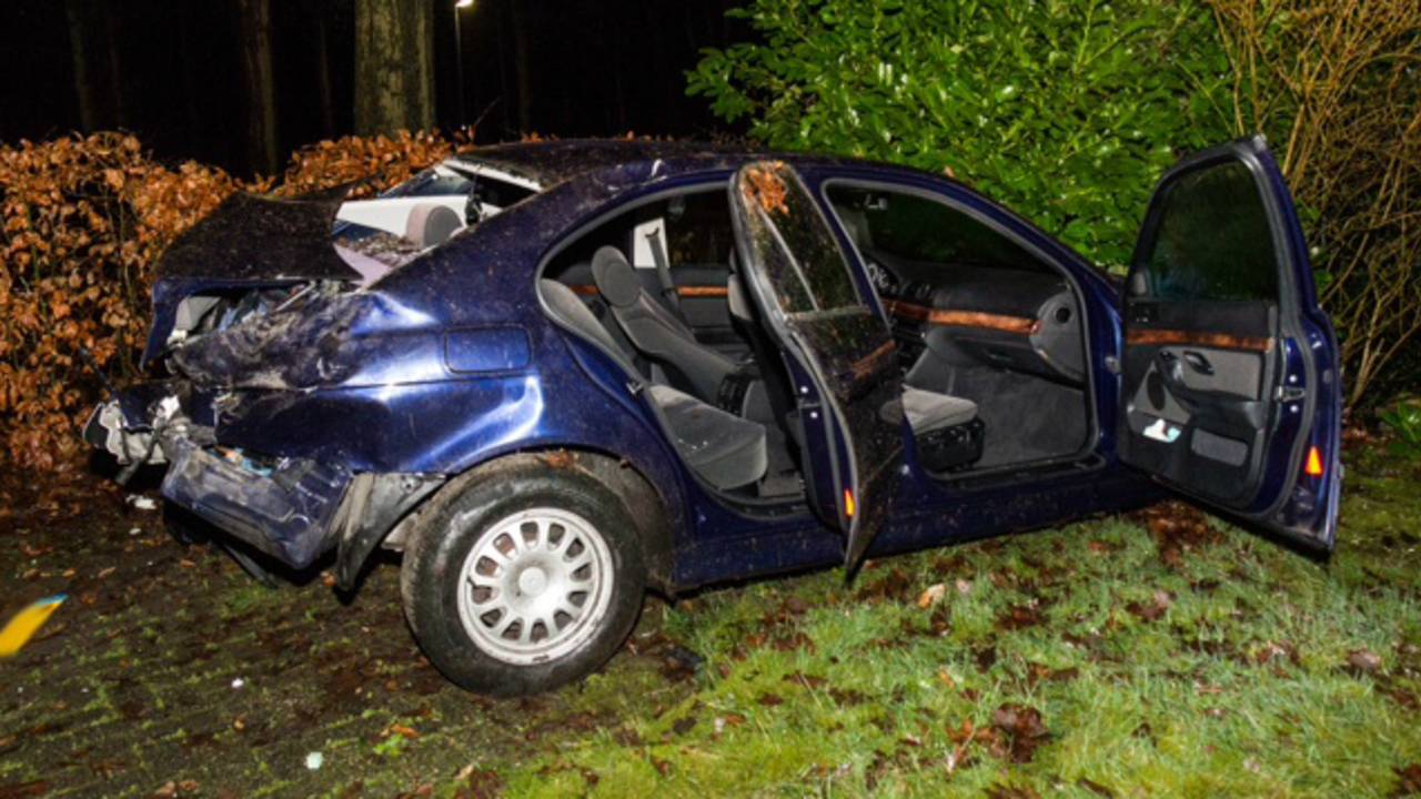 Dronkaard rijdt voortuin in (foto: Mathijs Bertens/Stuve Fotografie)