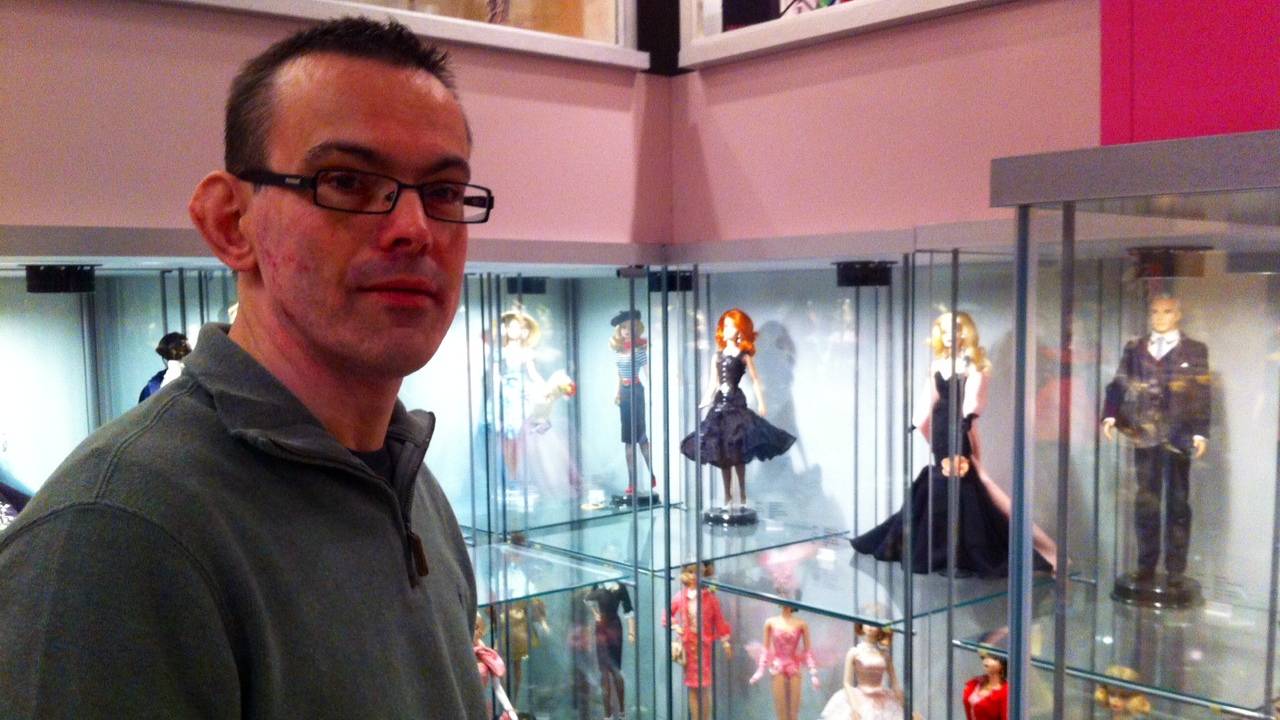 Eindhovenaren gek van 50-jarige Barbie met verzameling van poppen - Omroep Brabant