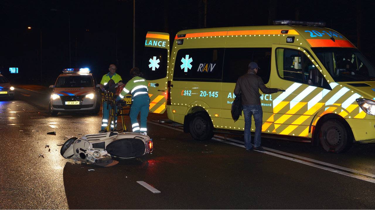 De scooterrijdster raakte gewond (Foto: Jules Vorselaars/JV Media)