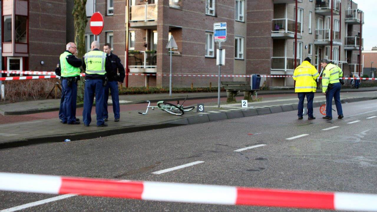 Fietsster zwaargewond in Rosmalen (foto: Bart Meesters/Meesters Multimedia)