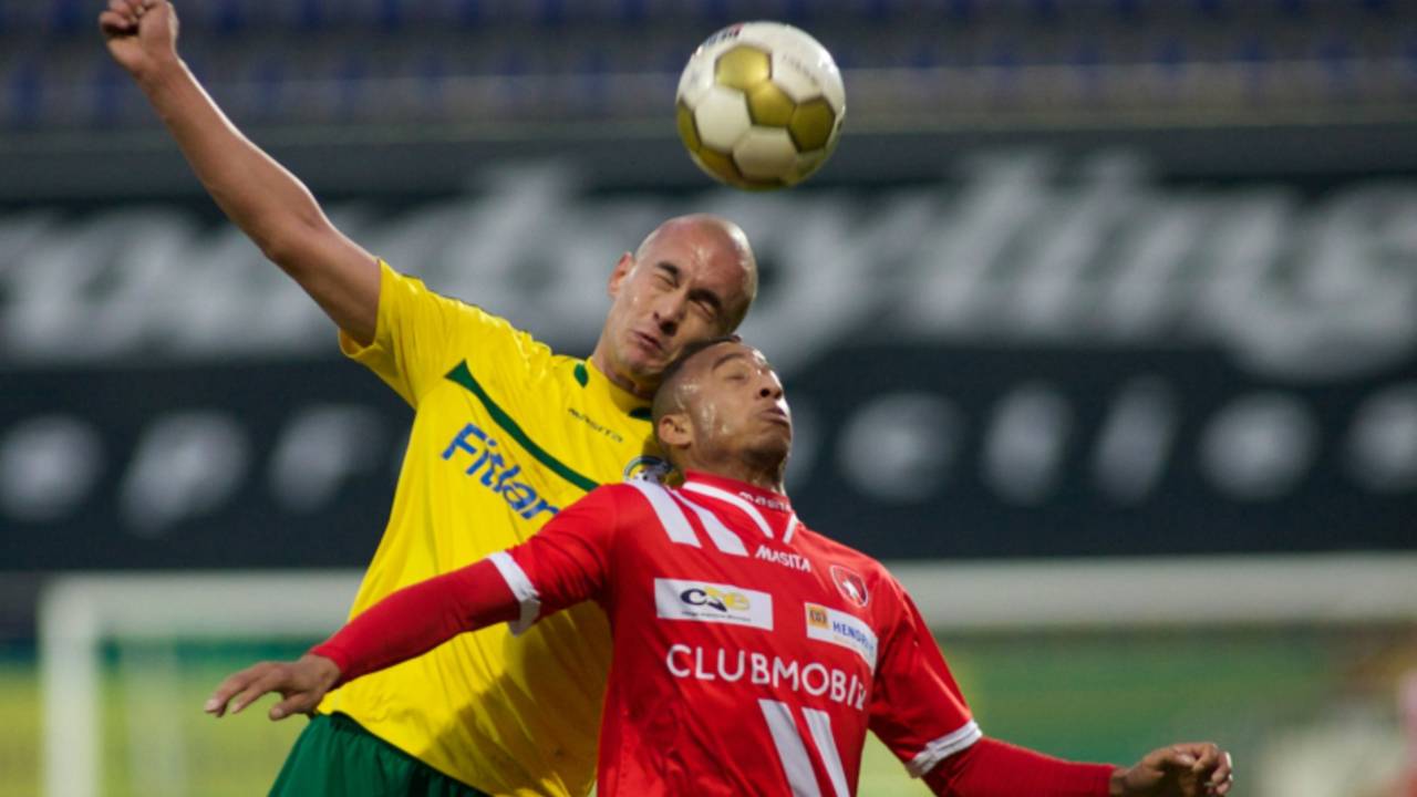 Een verbeten kopduel om de bal (Foto: Vi-Images)