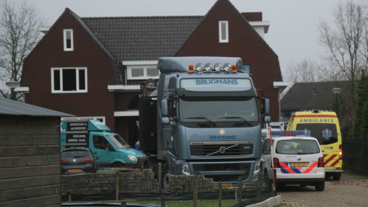 De man viel vier meter naar beneden (Foto: Marco van den Broek/SQ Vision)