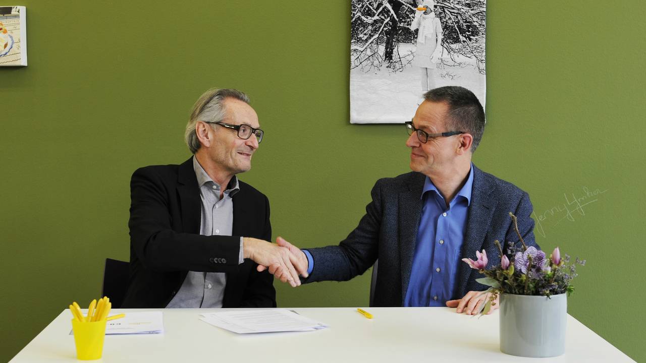 C. van Koppen van het BKKC (rechts) en J. Houben (Cultuur Ondernemen)  (foto: H. van Oostaijen)