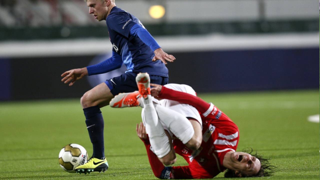 Marcel van der Sloot van FC Oss neergehaald (foto: VI Images)