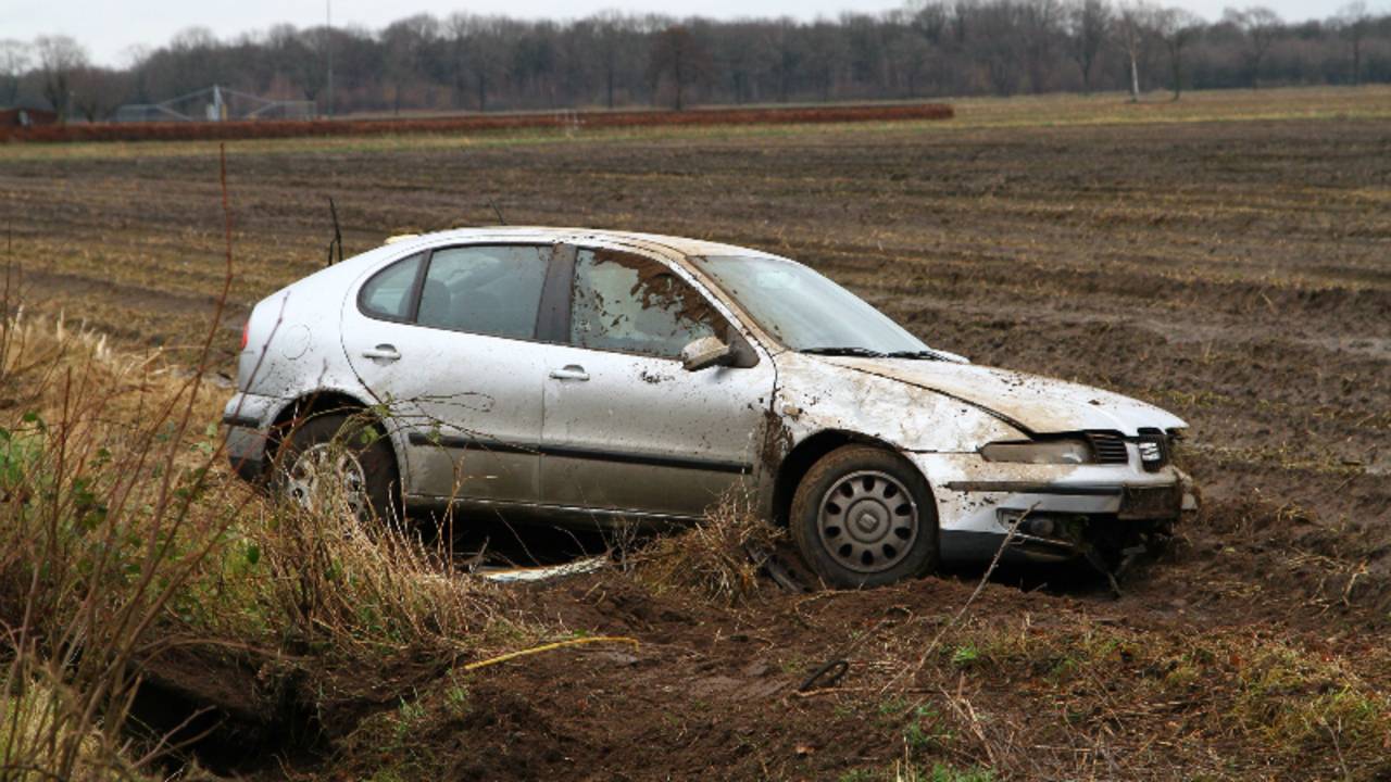 Auto over de kop in Nistelrode (Foto: Charles Mallo / SQ Vision)