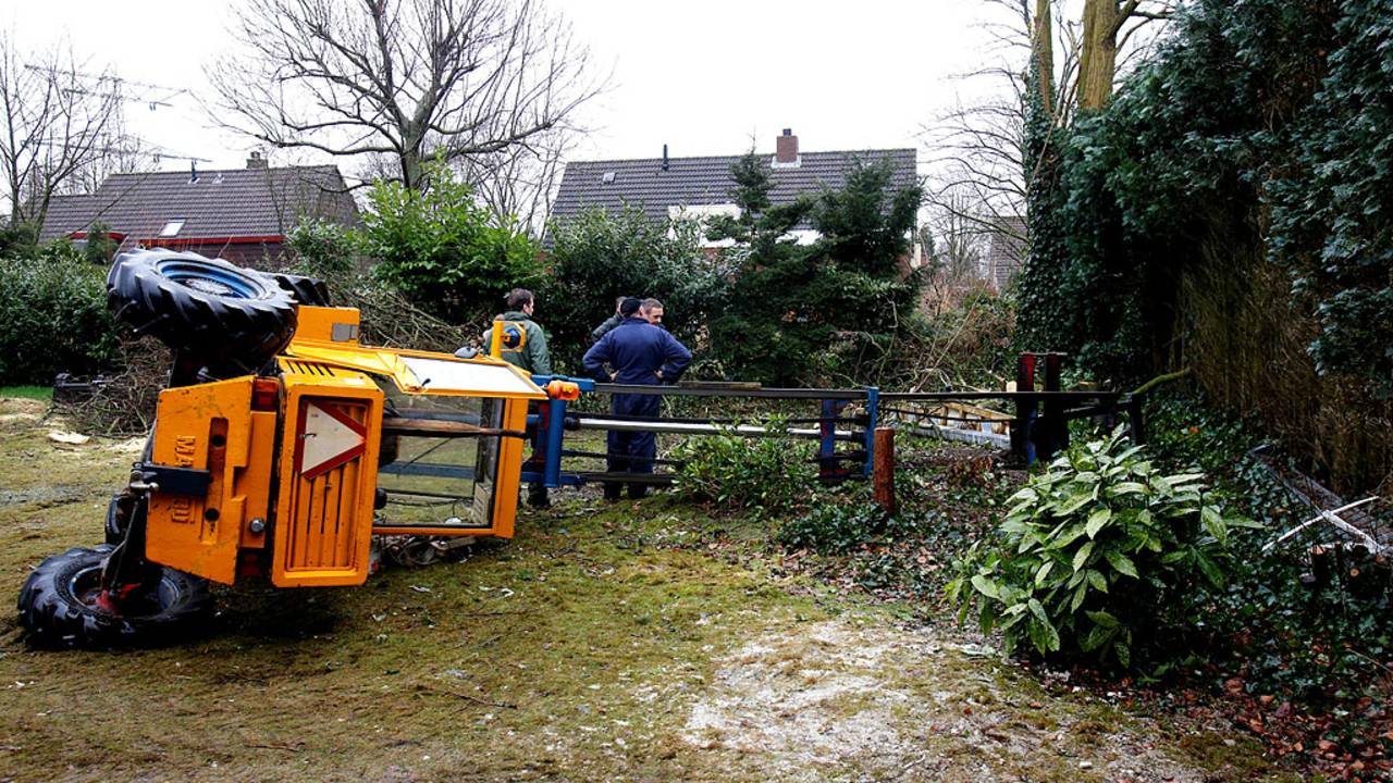 De bestuurder moest naar het ziekenhuis. (Foto: Hans van Hamersveld / SQ Vision)