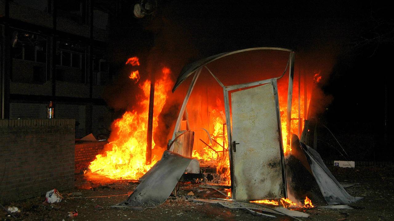 Brand verwoest keet in Tilburg (foto: Toby de Kort)