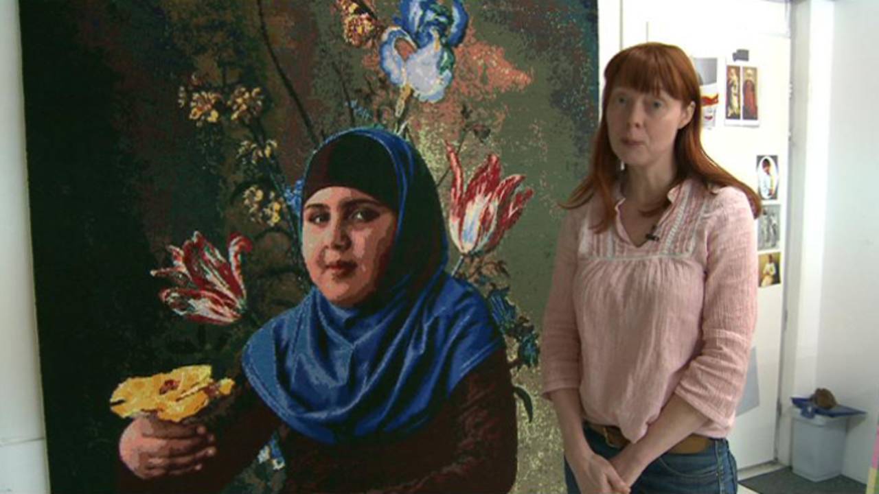 Bredase kunstenares Cécile Verwaaijen borduurt een immens portret van een Marokkaans meisje