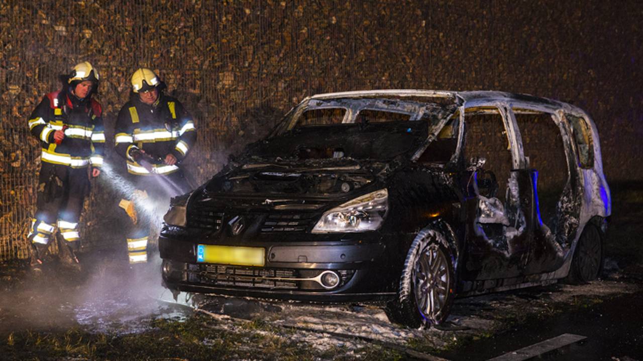 Auto uitgebrand (foto: Sander van Gils / SQ Vision)