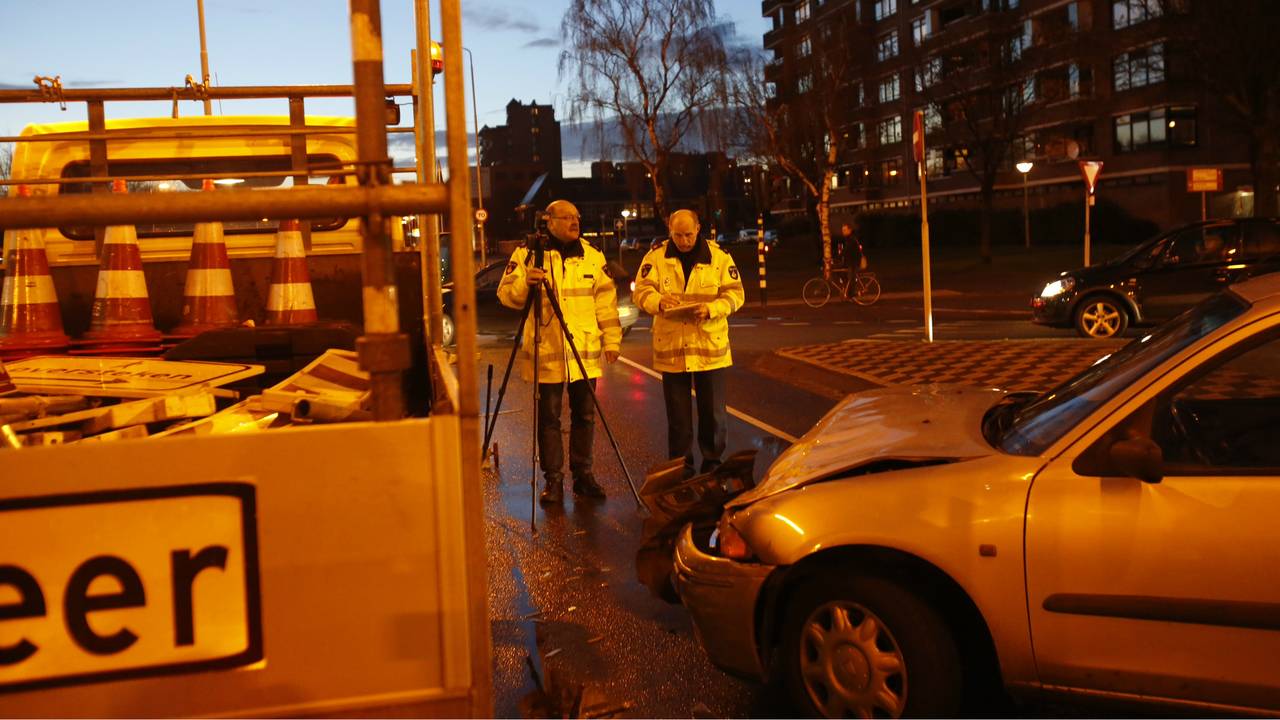 De zwangere vrouw is naar het ziekenhuis gebracht (Foto: Hans van Hamersveld)