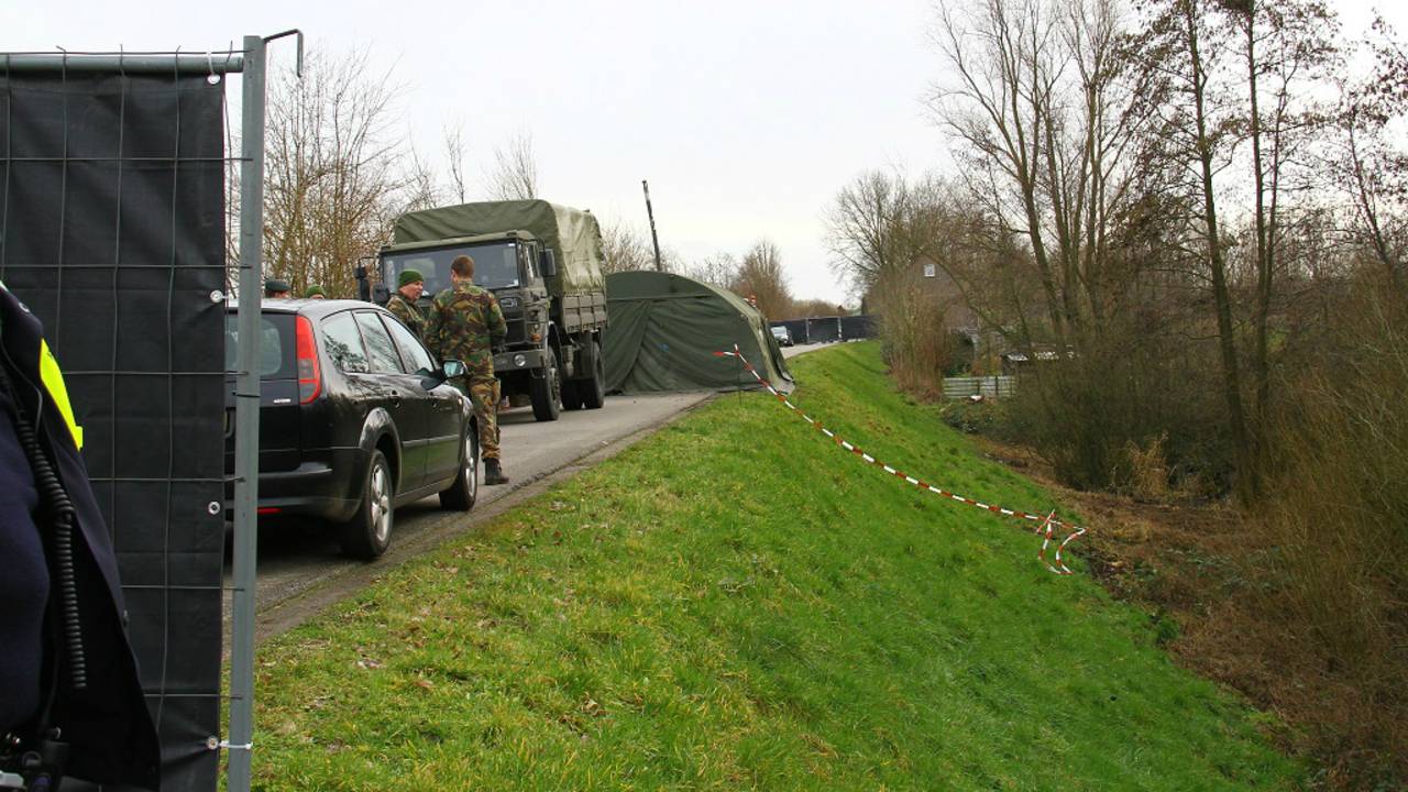 Zoekactie op dijk in Oijen (Foto SQ Vision/Charles Mallo)