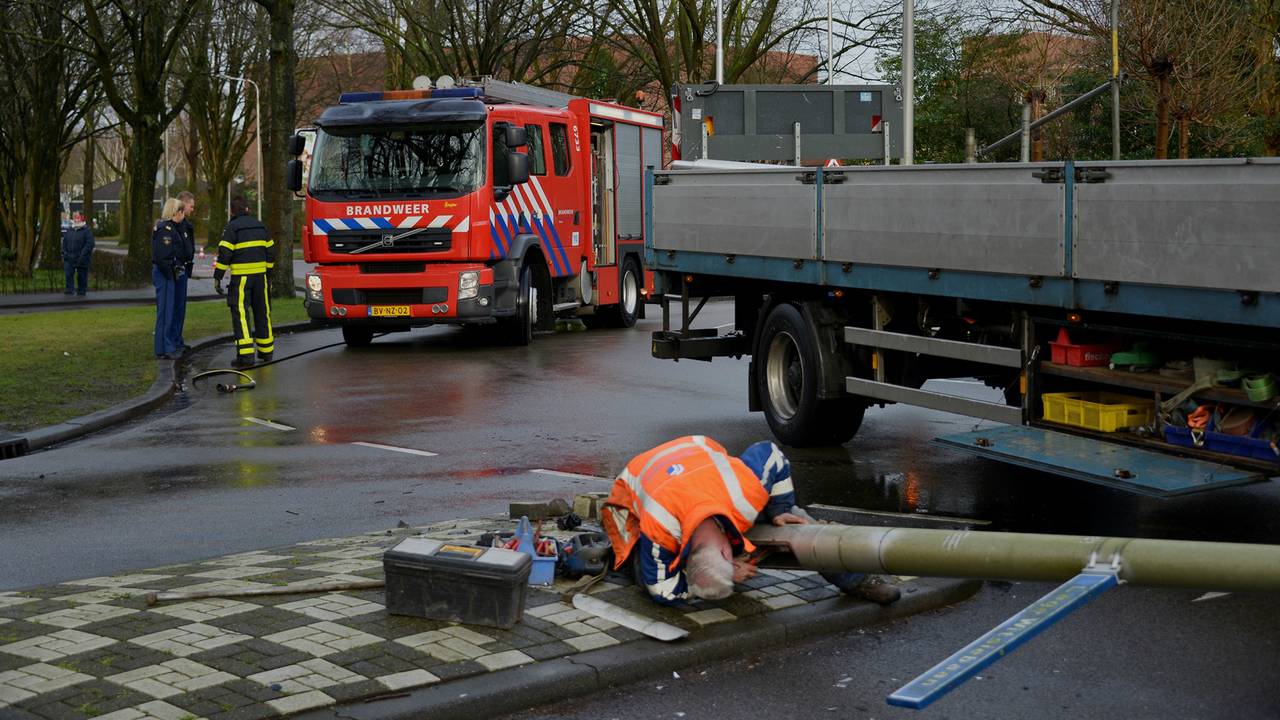 De lichtmast wordt verwijderd. (foto: Jules Vorselaar / JV Media)