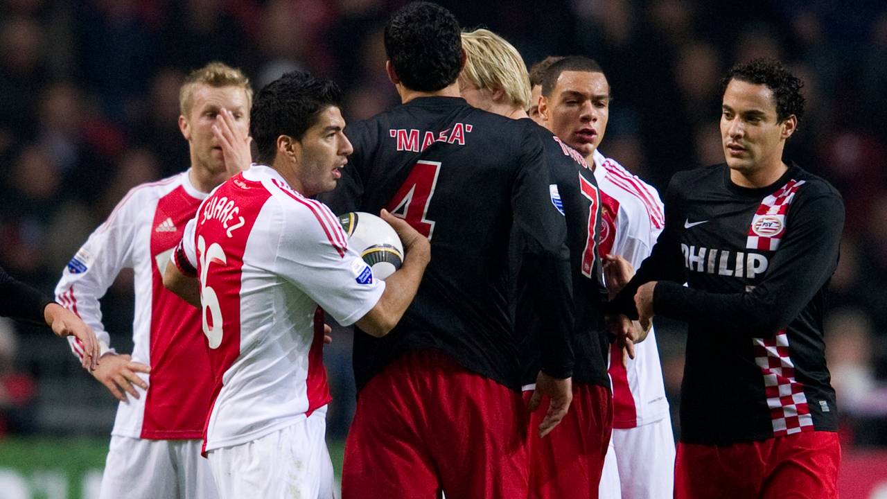 Luis Suárez bijt wéér: na PSV'er Bakkal en Ivanovic gaan ...