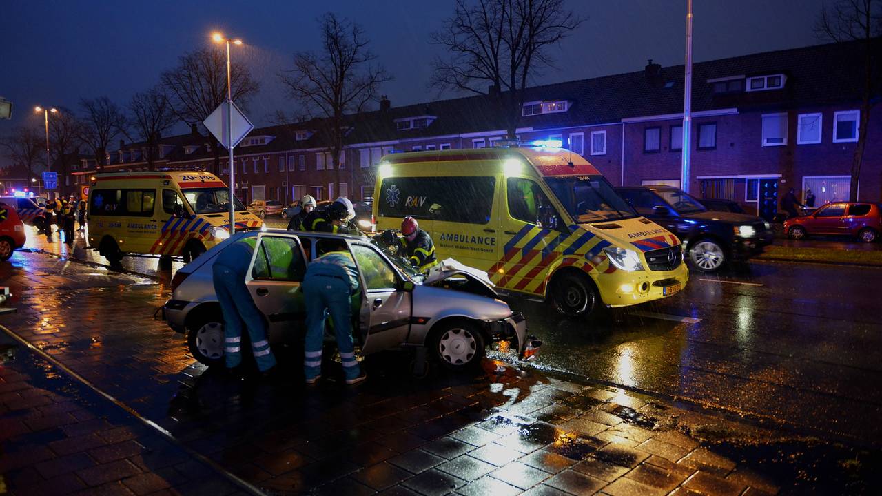 Zwaargewonde bij botsing in Tilburg (Foto: Jules Vorselaars/JV Media)