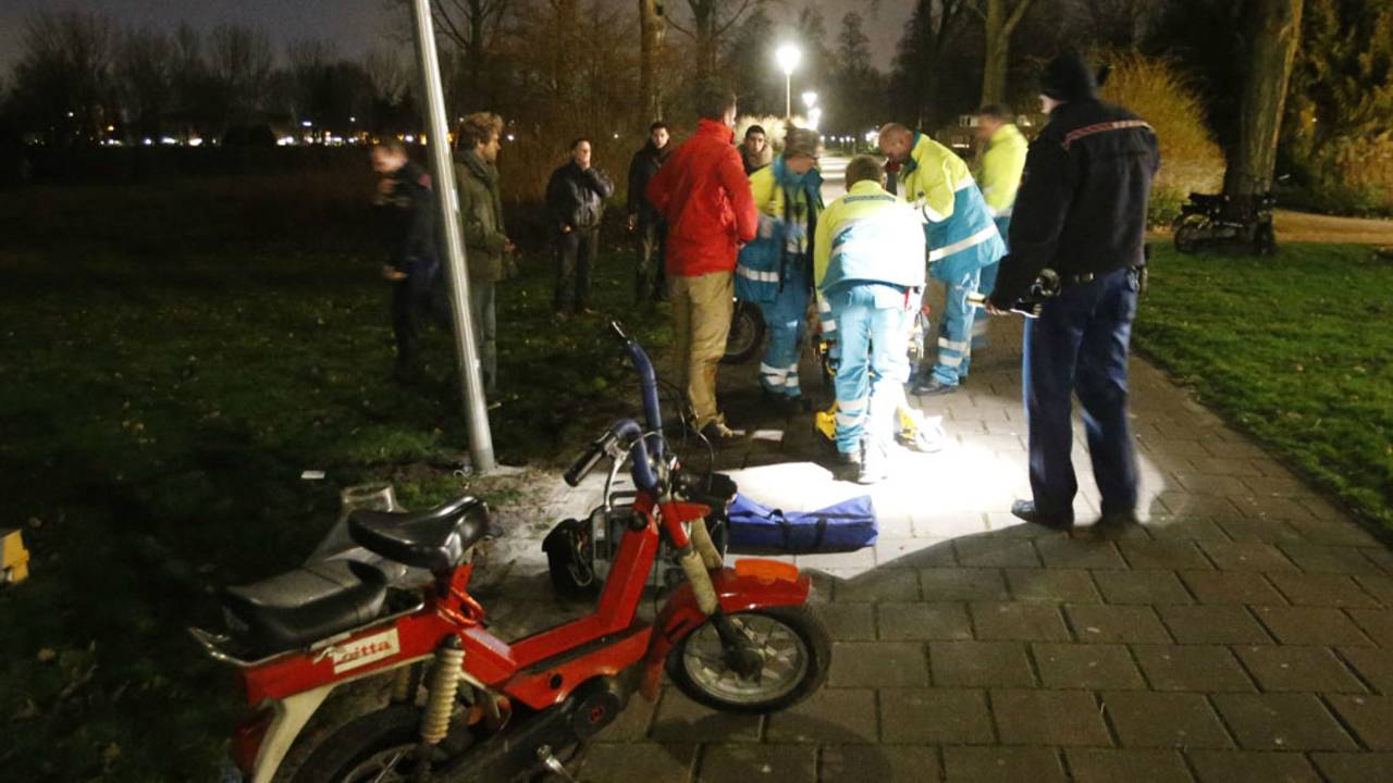 Scooterrijder rijdt tegen lantaarnpaal (Foto: SQ Vision)