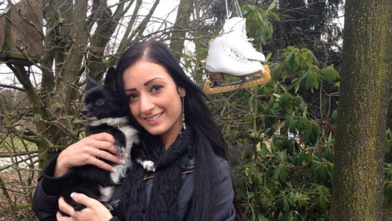 Michelle met haar hondje pequeno, de schaatsen hangen even in de boom (foto: Floyd Aanen)