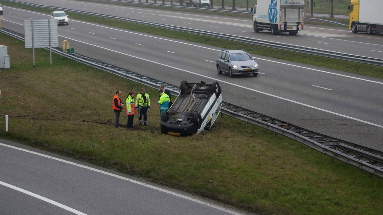 Busje uit de bocht bij Zegge. (foto: Alexander Vingerhoeds/Obscura Foto)