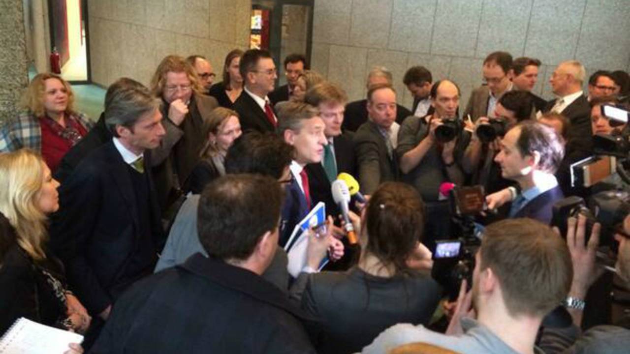 Sybrand Buma biedt rapport aan nav. meldpunt accijnsverhoging (Foto: twitter @cdavandaag)