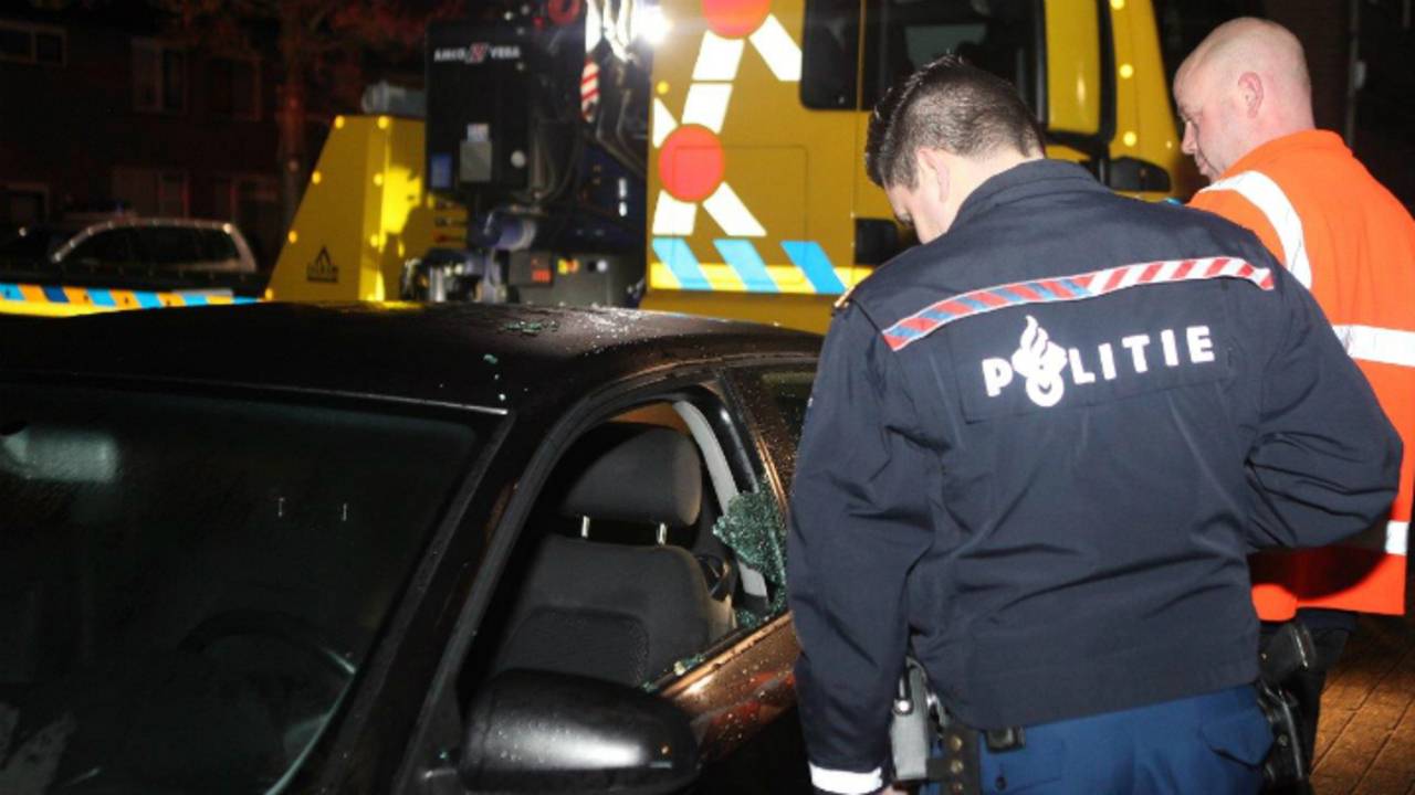 De politie doet onderzoek. (Foto: Bart Meesters/Meesters Multi Media)